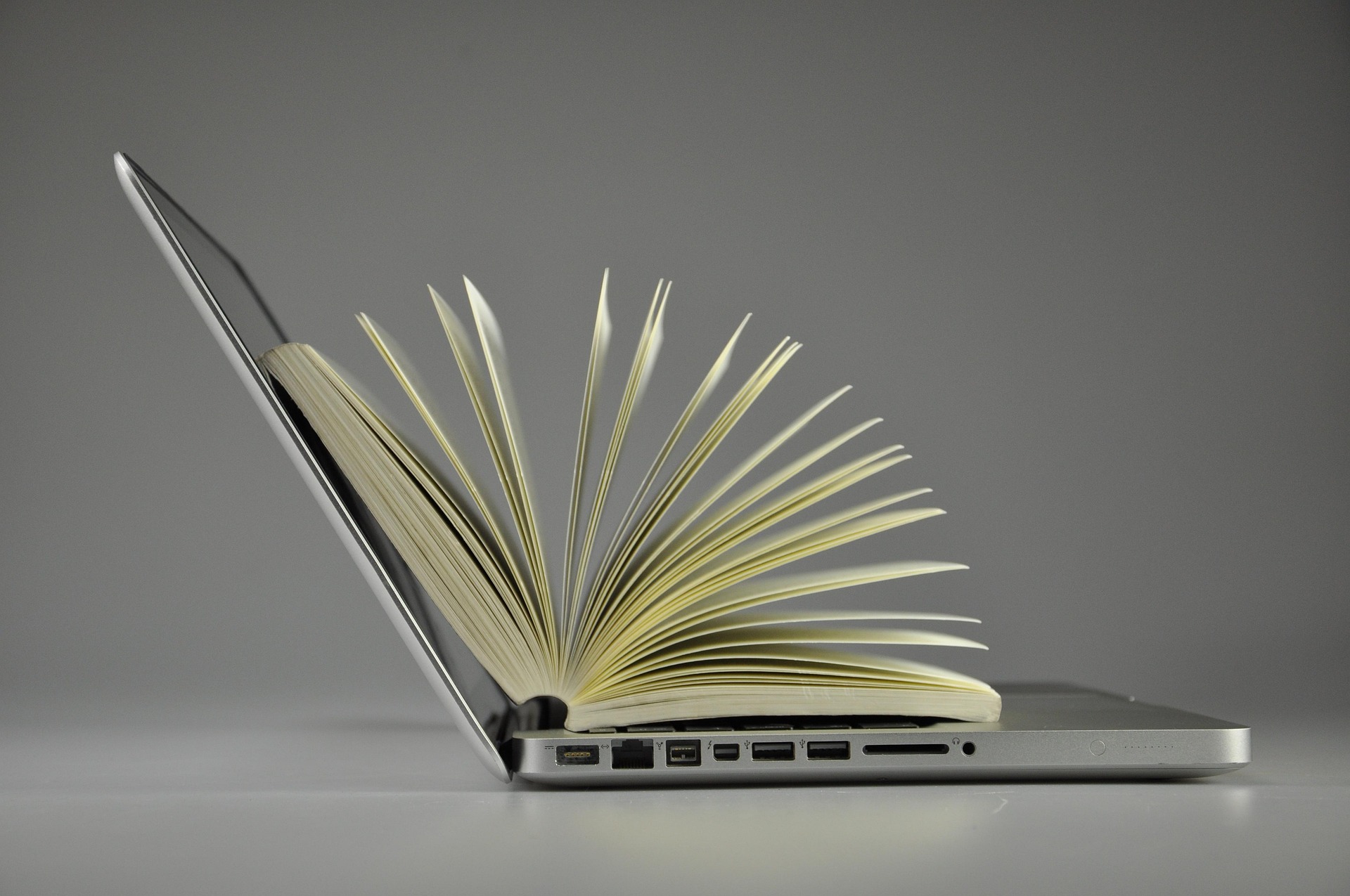 scy-laptop-819285_1920.jpg