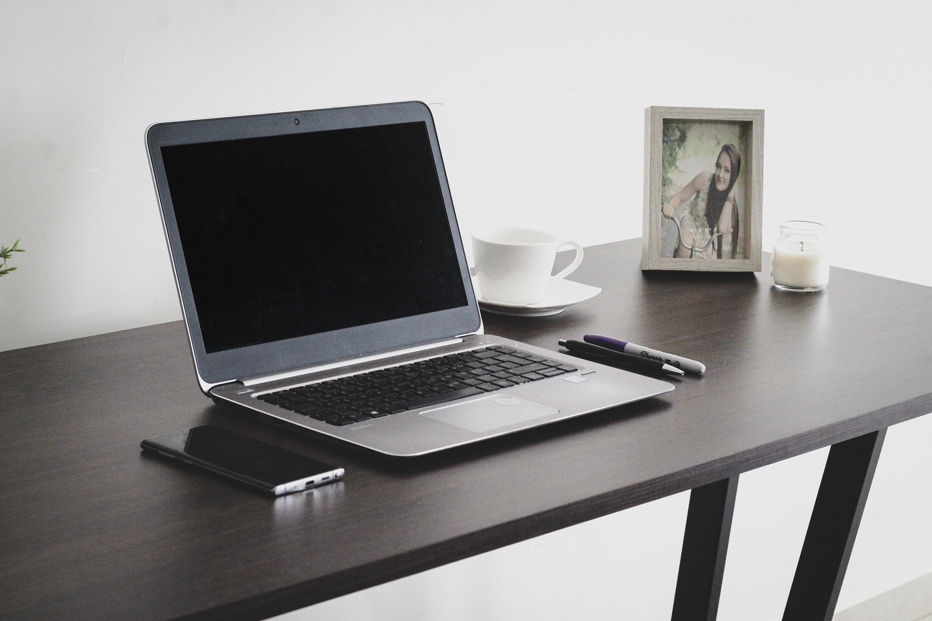 ricardorv30-workplace-5517763_1920.jpg