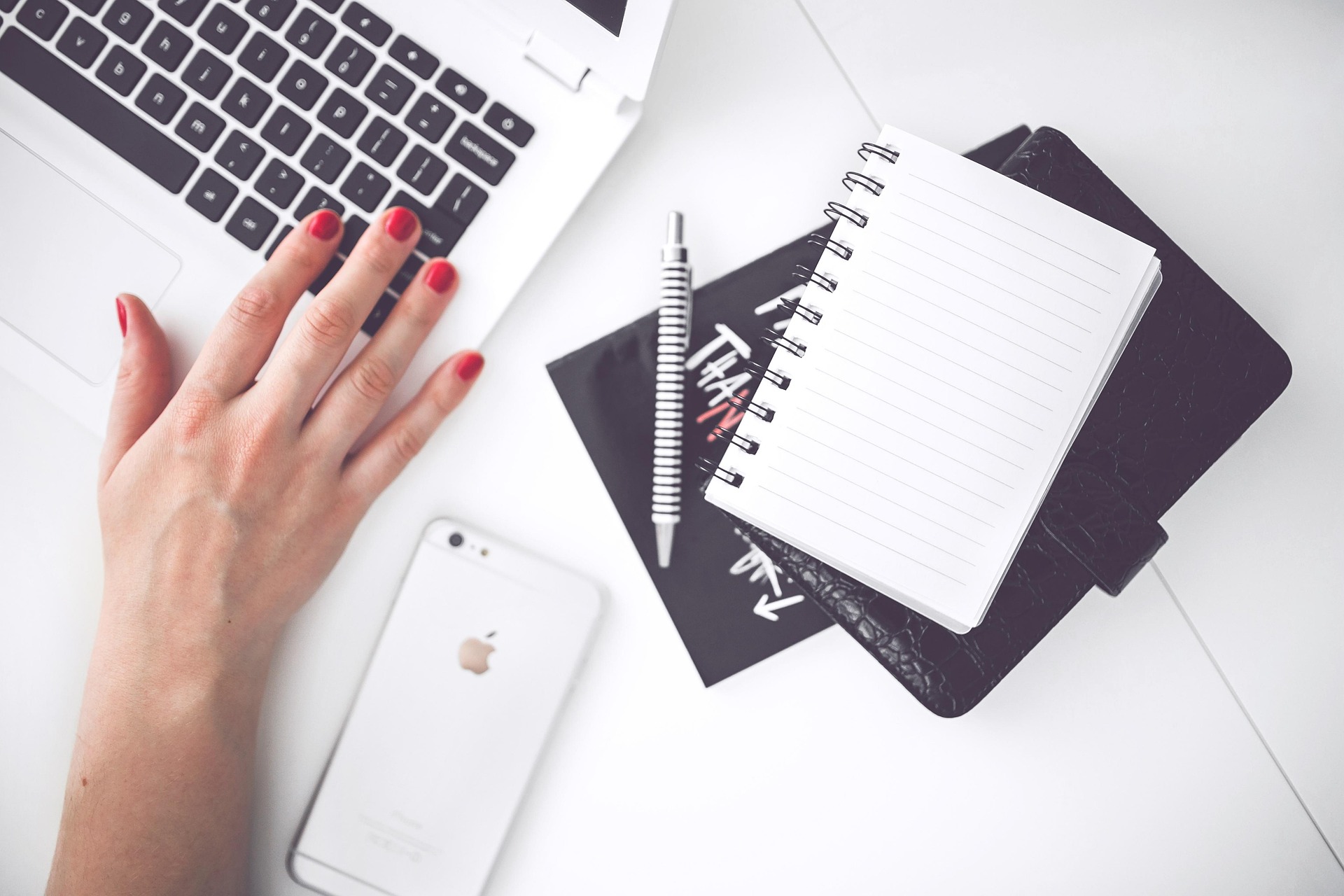 kaboompics-workspace-766045_1920.jpg