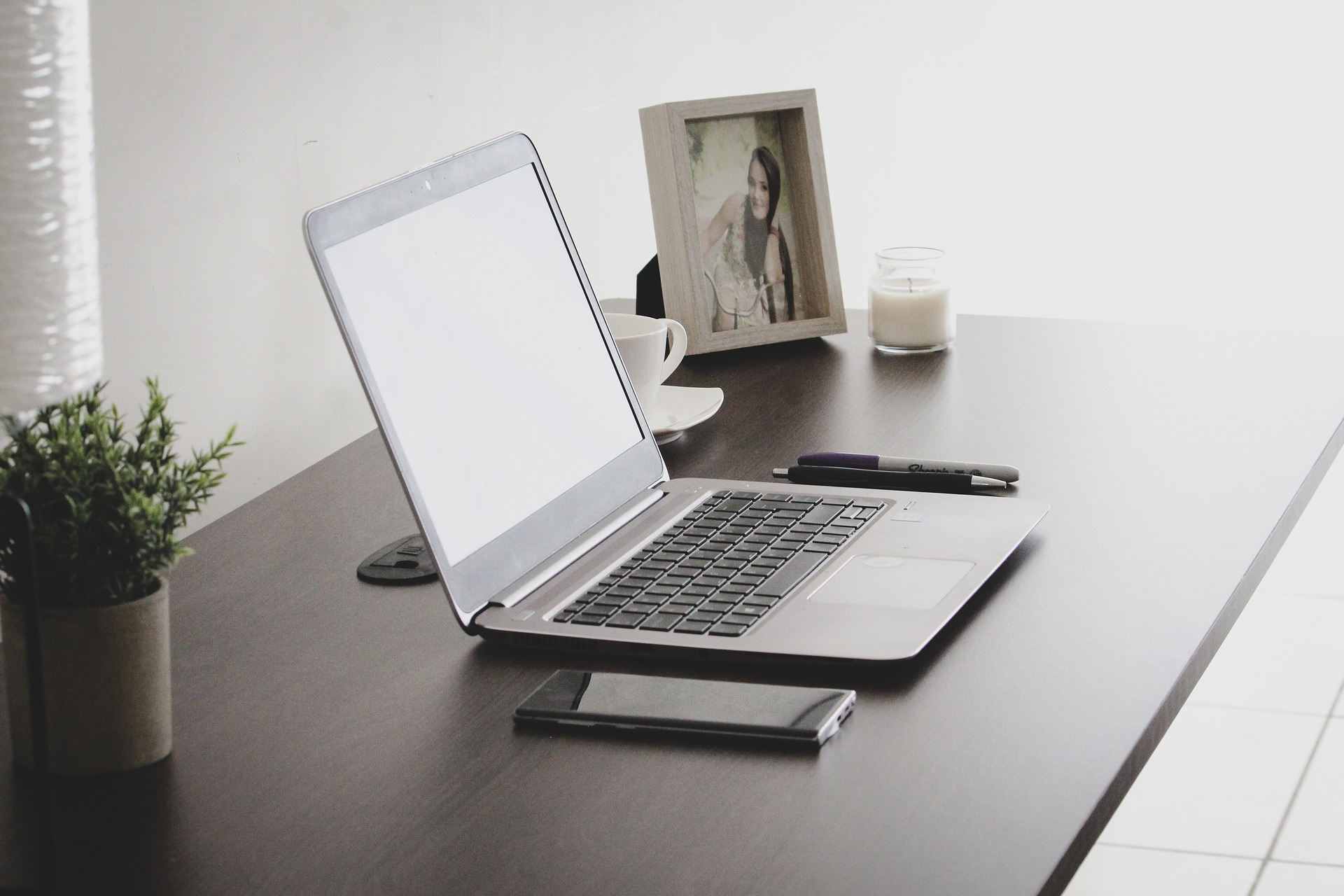 ricardorv30-workplace-5517764_1920.jpg
