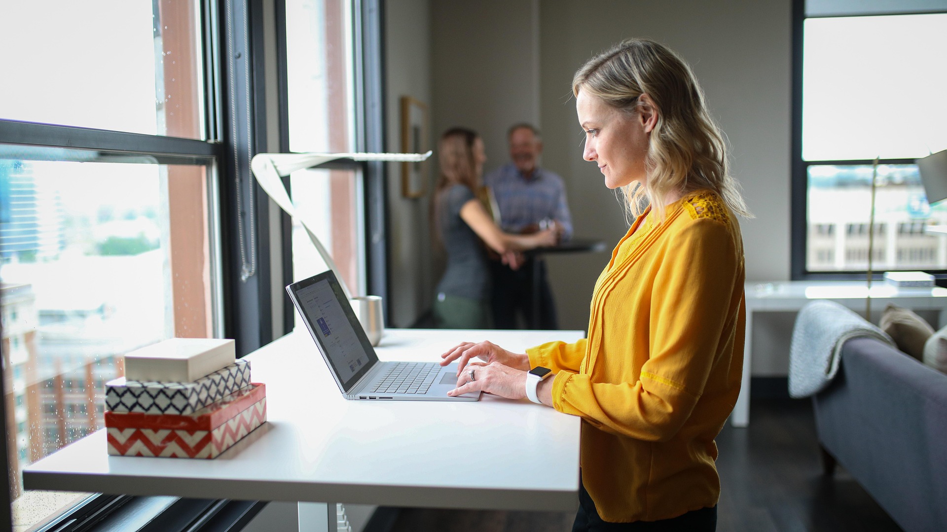 reallywellmadedesks-standing-desk-7349895_1920.jpg